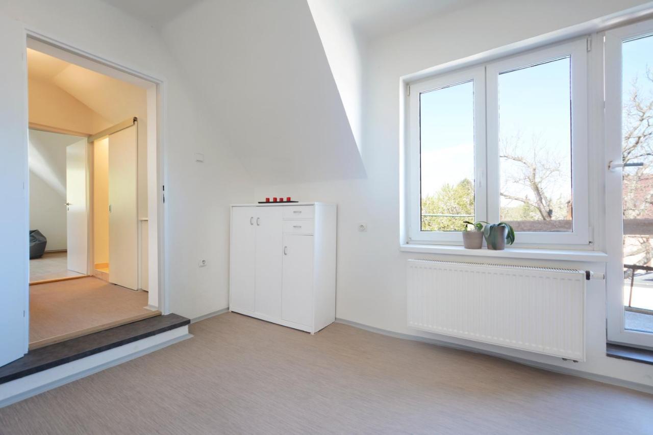 Apartmany Jevany ภายนอก รูปภาพ